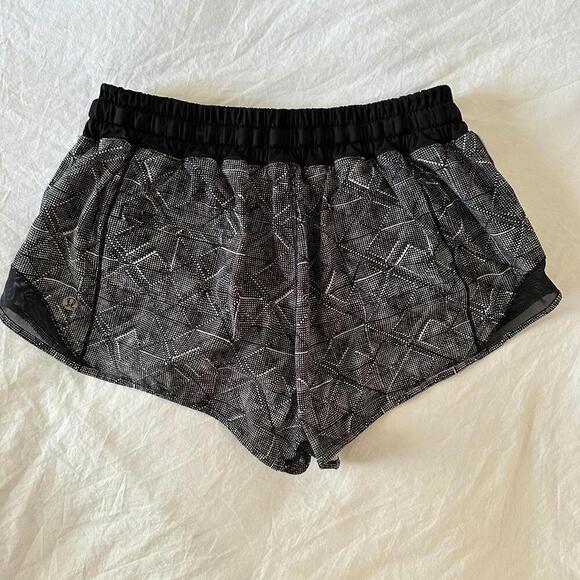 Lululemon Run Hotty Hot Short Lined Black White Geo 2.5” Size 6 - EUC - Picture 7 of 8